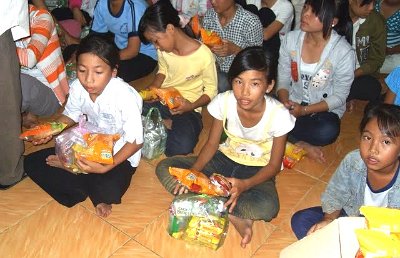 VinhLong students receiving gifts3